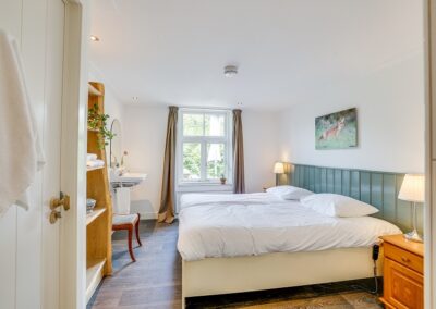 Boerderij Mossel tweepersoons slaapkamer met wastafel groepsaccommodatie Otterlo