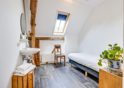 Boerderij Mossel eenpersoons slaapkamer met wastafel groepsaccommodatie Otterlo