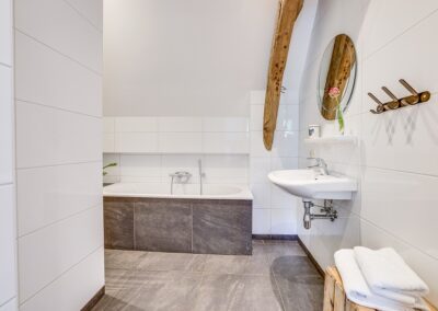 Boerderij Mossel badkamer met wastafel groepsaccommodatie Otterlo