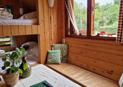 bank en tafel buiten kijken Pipowagen De Kruiponder Boerderij de Mossel Otterlo Overnachten 4